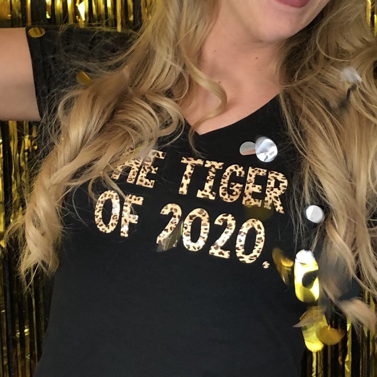 Nieuwjaar shirt the tiger of 2020 | Leuk nieuwjaars shirt voor een knallend 2020 | Cadeau voor je vriendin en voor jezelf shirt met tekst.